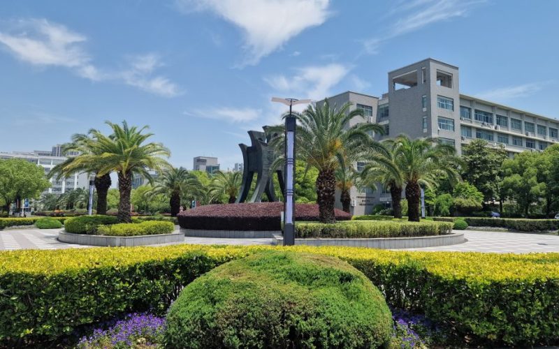 Zhejiang Financial College обучава бъдещите лидери на Китай с визия за устойчив бизнес, технологии и глобален диалог в кампус, който вдъхновява.