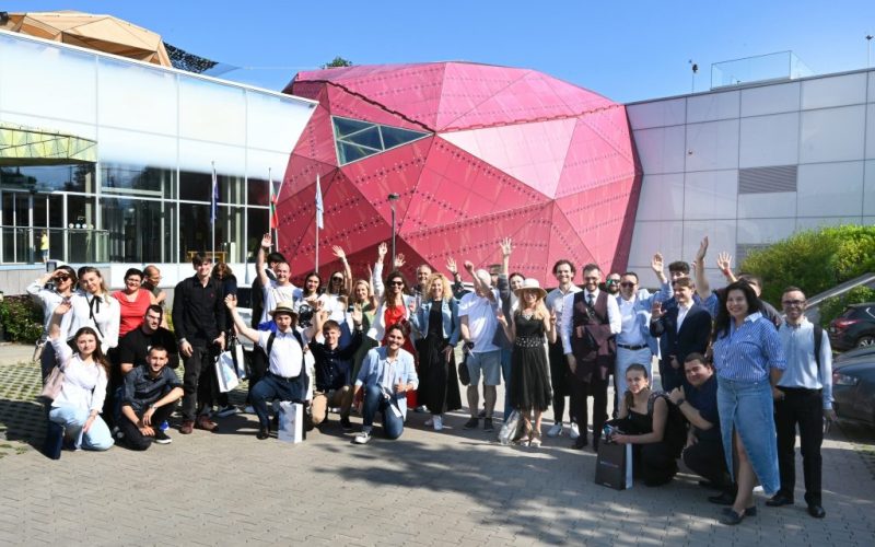 20 000 лв. за ученици с огнеупорен материал! Вижте победителите и впечатляващите проекти от Академия за иновации 2025.