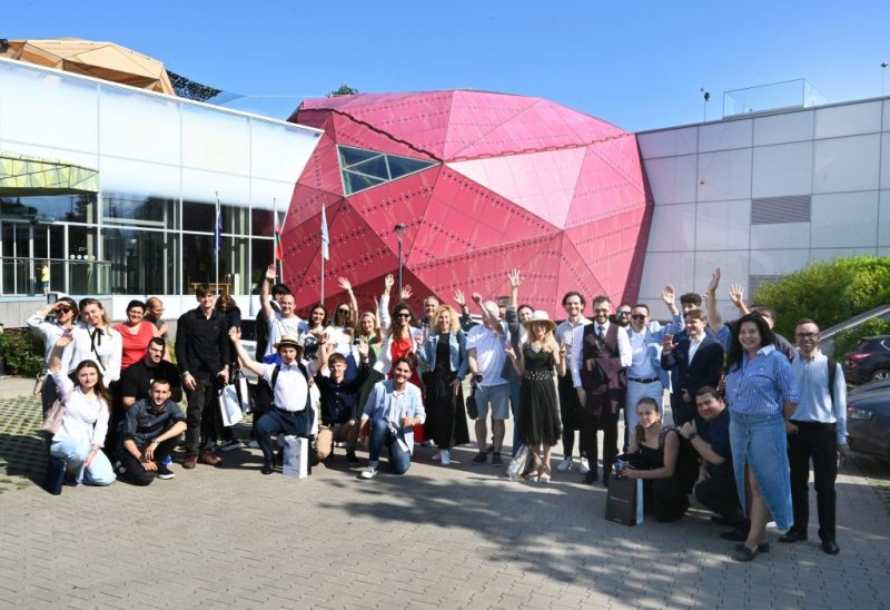 20 000 лв. за ученици с огнеупорен материал! Вижте победителите и впечатляващите проекти от Академия за иновации 2025.