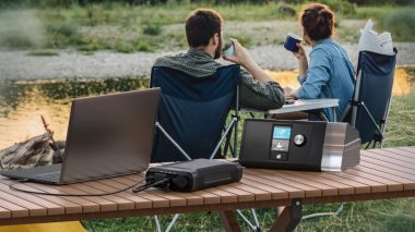 Sandberg представя външна батерия Survivor Powerbank 7in1 с 76 800 mAh капацитет, множество изходи, безжично зареждане и здрав корпус за екстремни условия.