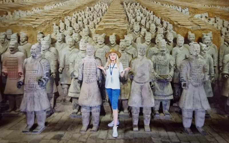 Открийте тайната на Теракотената армия – безмълвната стража на първия император Цин Шъхуан, наричана осмото чудо на света.