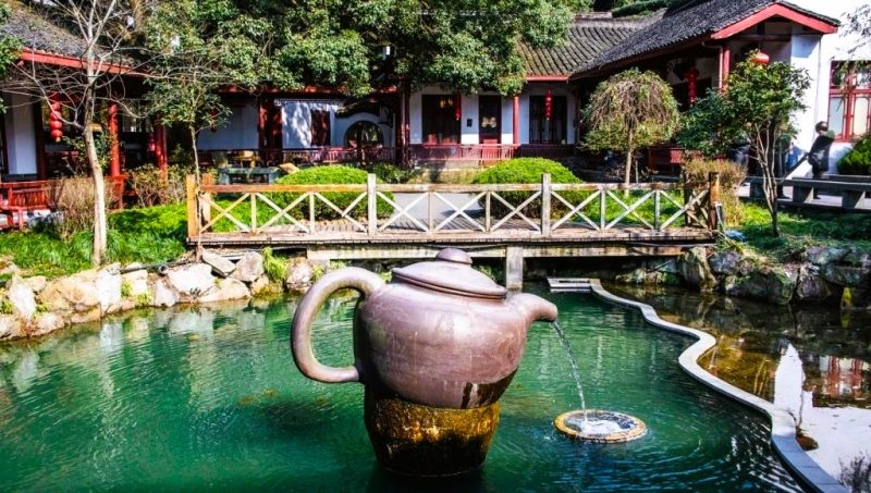 Открийте Meijiawu – тихото село край Ханджоу, където чаят Longjing се ражда с внимание, а всяка чаша разказва за традиция, природа и съзерцание.