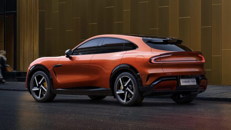 Xiaomi YU7 — първият SUV на марката с 690 к.с., пробег до 835 км, AI технологии, HyperVision дисплей и авангарден лукс. Официален дебют в Пекин.