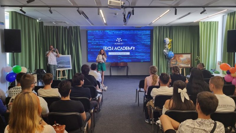 Tech Academy Бургас 2025 среща ученици с ИТ ментори за практическо обучение и изграждане на реални проекти с подкрепата на AIBEST и SoftServe.