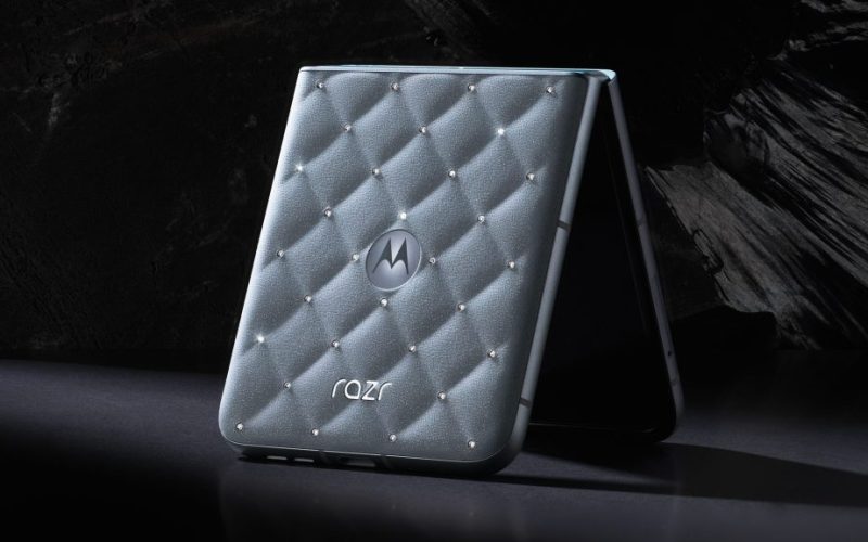 Motorola и Swarovski представят лимитирана блестяща колекция – razr 60 и moto buds loop в нюанс Ice Melt, инкрустирани с кристали Swarovski®.