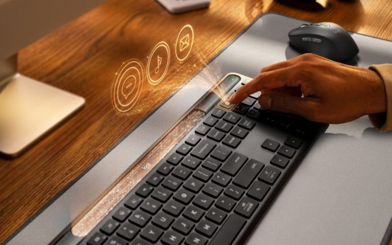 Logitech представя Signature Slim Solar+ K980 – клавиатура, захранвана от светлина, с до 4 месеца работа без зареждане и устойчив дизайн за модерния офис.