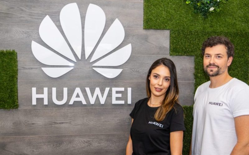 HUAWEI стартира нова сервизна кампания с Евелин Костова и Владимир Зомбори. Видеата показват как технологиите решават житейски ситуации и предлагат редица безплатни услуги.