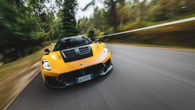 Maserati GT2 Stradale блесна на “TUTTO BENE Hillclimb” в Италия: мощен V6 Nettuno, 640 к.с., ускорение 0–100 за 2,7 сек и над 320 км/ч. Елегантност и спорт в едно.