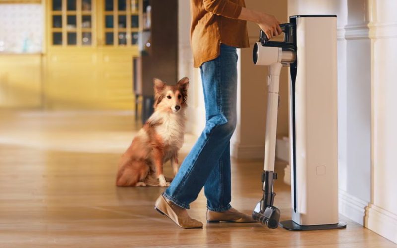 LG CordZero™ All-in-One Tower превръща прахосмукачката в дизайнерски елемент. Съчетава стил, технология и практичност за модерен и подреден дом.