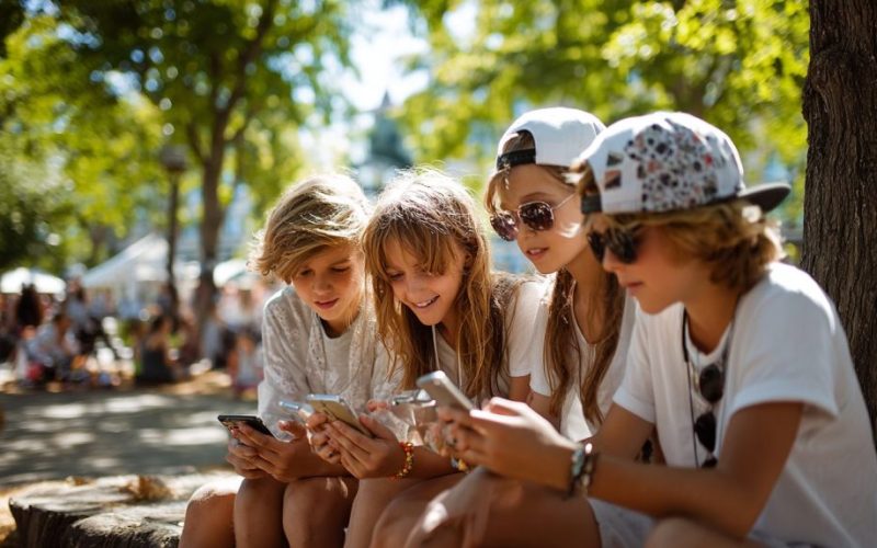 Logiscool България предупреждава: кибертормоз, измами и неподходящо съдържание застрашават децата онлайн. Образованието е ключът към тяхната защита.