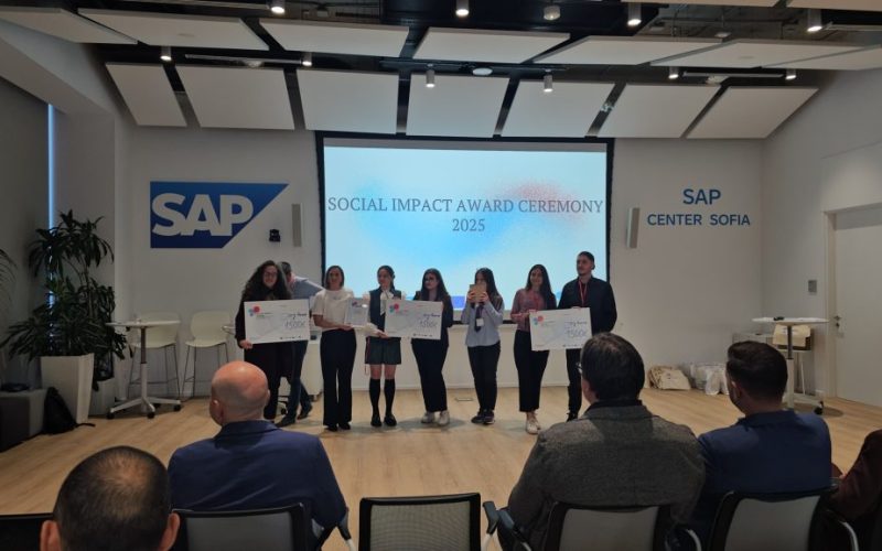 Три младежки екипа спечелиха първите у нас Награди за социално въздействие 2025. Победителите представиха проекти за пречистване на въздуха, граждански бюджети и интелигентно оползотворяване на дъждовната вода.