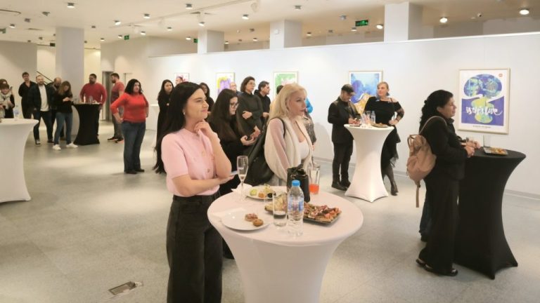 Xiaomi представи серията 15T в София с фотоизложба. Смартфоните с Leica камери предлагат професионална фотография и елегантен дизайн.