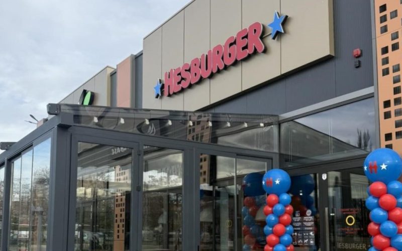 Hesburger откри 32-рия си ресторант в България след инвестиция от 380 000 евро в Добрич. Новият обект в Търговски парк Добрич създава 15 работни места и разширява присъствието на веригата у нас.