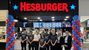 Hesburger откри 34-тия си ресторант в България – в Бургас Плаза Мол, след инвестиция от 300 000 евро, с 20 нови работни места и 104 кв. м площ.