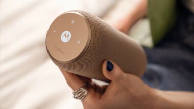 Motorola представи четири нови смарт аксесоара в екосистемата moto things на CES 2026 – звук, уелнес, продуктивност и проследяване.