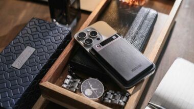 Mobvoi Ticnote вече е в България чрез АСБИС – AI диктофон с транскрипция, превод в реално време, резюмета и интеграция с ChatGPT, Gemini, Grok и Claude.