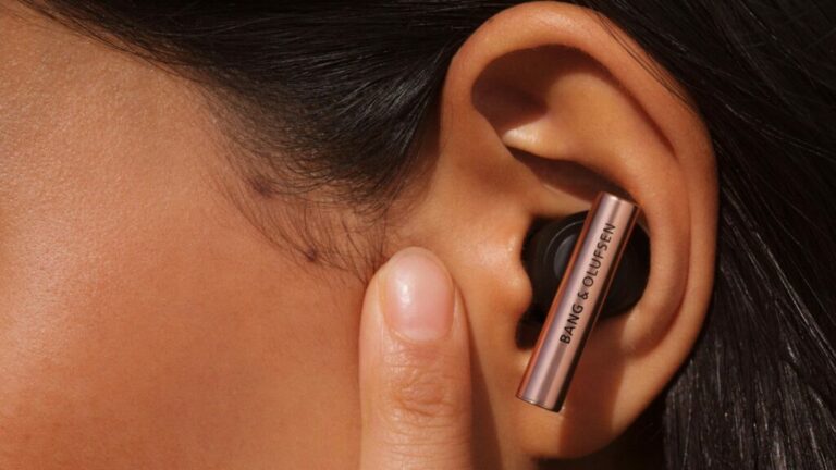 Bang & Olufsen представя Beo Grace в Honey Tone – нова луксозна цветова версия на безжичните слушалки с бижутерен дизайн и премиум звук.