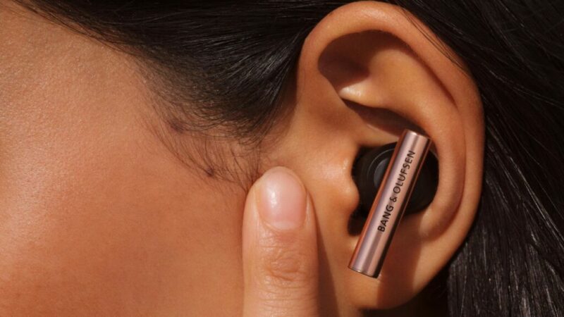 Bang & Olufsen представя Beo Grace в Honey Tone – нова луксозна цветова версия на безжичните слушалки с бижутерен дизайн и премиум звук.