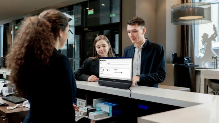 Philips представя 24B2D5300 – първия самостоятелен двустранен бизнес монитор с два екрана, USB-C и 120 Hz честота.