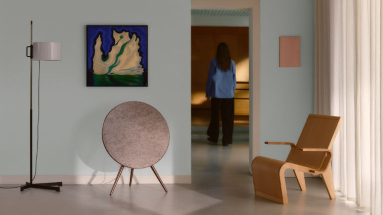 Bang & Olufsen представи Beosound A9 Sienna Brown с новата Woolscape Mineral Red дамаска на Kvadrat, вдъхновена от природата на Швеция.