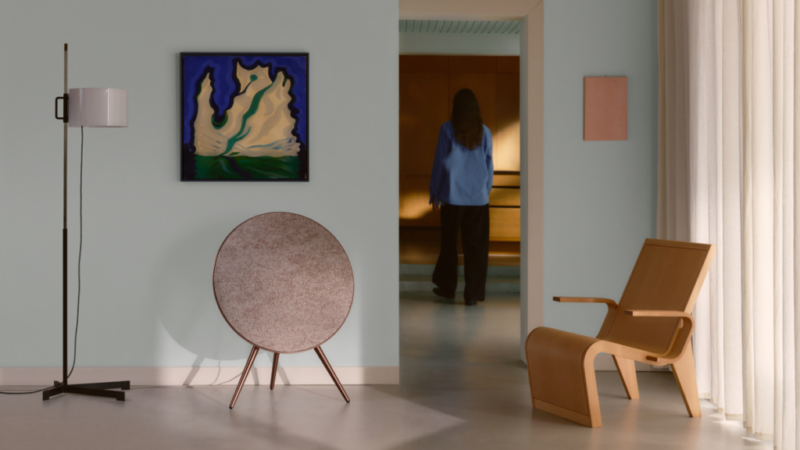 Bang & Olufsen представи Beosound A9 Sienna Brown с новата Woolscape Mineral Red дамаска на Kvadrat, вдъхновена от природата на Швеция.